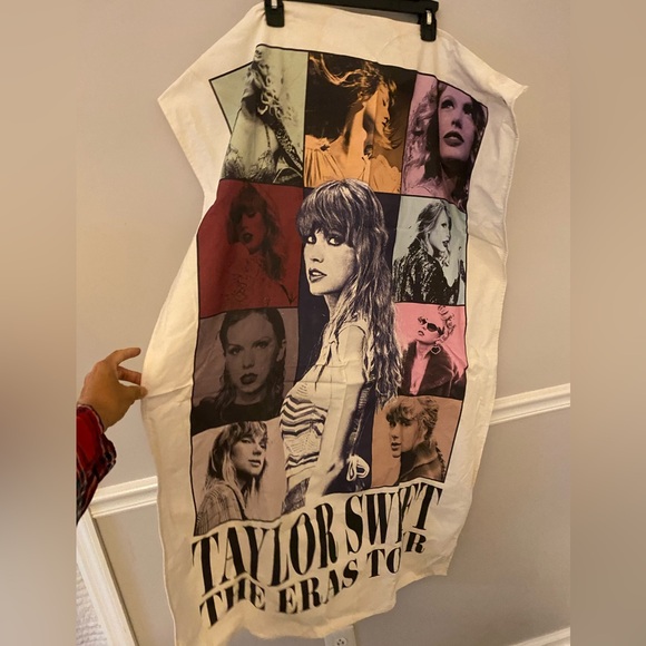 Authentic Taylor Swift wall hanging tapestry. & book. - Picture 3 of 14